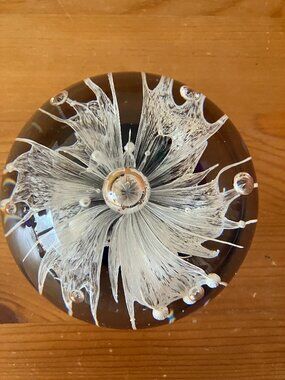 Hand-blown art glass paperweight white lace flower design with clear glass 3,5x3